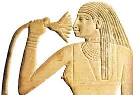 História de uso aromático Os egípcios foram o primeiro povo a usar óleos essenciais aromáticos extensivamente, seguido de os gregos e os romanos Prática Médica, tratamento de beleza, preparação de