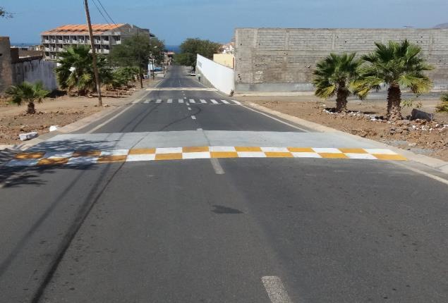 Secundaria Corsino de Azevedo, em Tarrafal; Revestimento parcial do pavimento (com calçada) e construção de órgãos de drenagem na Estrada