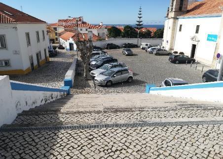 Na envolvente desta área encontram-se edifícios com funções comerciais e habitacionais. Todo este largo tem uma forma irregular. Também, localizado na zona Norte, encontra-se o Largo de São Pedro.