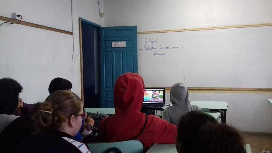 Foto 2: Alunos ouvindo o filme, porém sem ter acesso