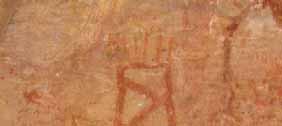 Fotografia 6: Pequena figura antropomorfa Uma figura antropomorfa, sem os braços, aparece junto a uma série de