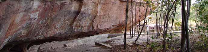 2.4 A Toca do Caboclo da Serra Branca (número 27) é um abrigo sob rocha que se encontra na média vertente, em um bloco de arenito isolado, próximo ao olho d