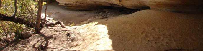É um abrigo sob rocha arenítica e conglomerática localizado na Serra Talhada em uma