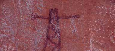outras figuras antropomorfas do painel, que os possuem levantados, apresentam-se esticados em meia posição, seguindo a linha dos ombros e confeccionados com contorno extremamente fino e sem