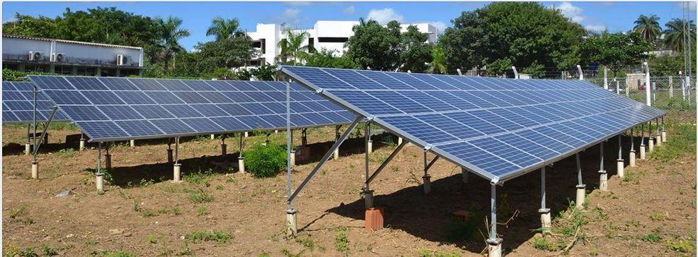 Figura 4 - Usina fotovoltaica instalada na Universidade Estadual de Montes Claros (Fotografada pelos autores) 4. ESTUDO DE SISTEMA REAL 4.