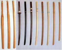 BOKEN ou BOKUTO: Espada de madeira utilizada para treino BUKIDANÁ: Local de honra no Dojo aonde é colocado o DAÍ SHO BUKI WAZA: Técnicas com armas.