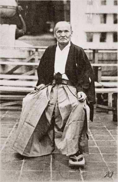 O SENSEI MORIHEI UESHIBA Morihei Ueshiba nascido em 14 de Dezembro de 1883 em Tanabe, uma pequena vila Japonesa de pescadores e camponeses, no seio de uma família bastante religiosa que professava o
