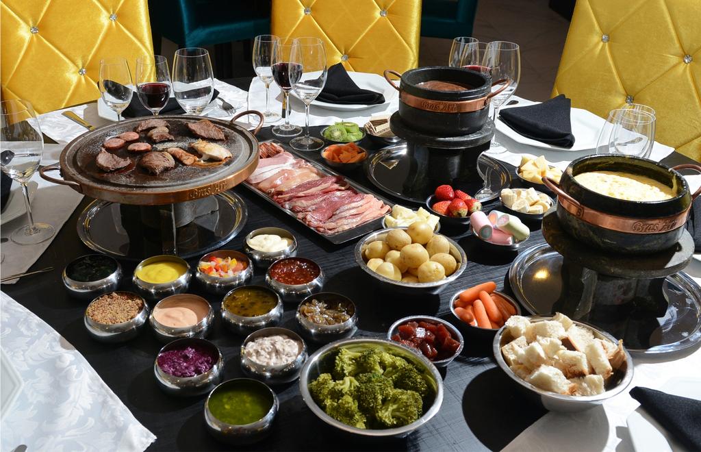 Sequência de Fondue FONDUE DE QUEIJO Acompanha cesta de pães, batata baby, cenoura baby, brócolis, goiabada e polentinha FONDUE DE CARNE Picanha, alcatra, ﬁlé suíno ﬁlé de frango e linguiça toscana