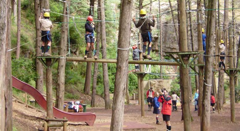 Parques Aventura Pratique escalada, impressione-se ao percorrer o circuito de obstáculos suspenso e faça elevar a sua adrenalina no slide.