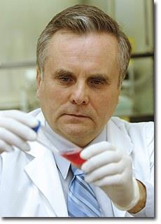 Mariusz Ratajczak Professor, Departmento de Medicine, University of Louisville Diretor do Stem Cell Institute, James Graham Brown Cancer Center, US Sua descoberta em 2005 de células-tronco