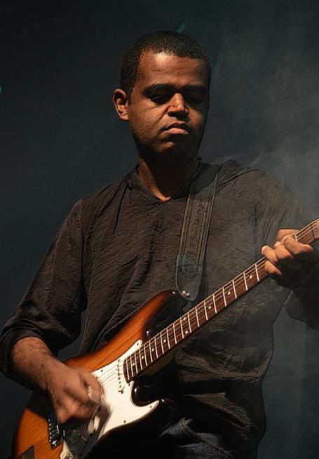 GUITARRAS DE ELITE FOTO DO COLUNISTA SOLOS: LITTLE WING HIRAM BULLOCK LUCIANO SOARES Luciano Soares é guitarrista, violonista, produtor e arranjador. Formação: Bacharel em Música Popular (UFMG).