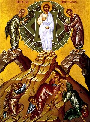 O ÍCONE DA FESTA No Ícone da Festa da Transciguração, Cristo é a cigura central. Aparecendo em uma posição dominante dentro de uma grande auréola, é claramente o centro visual e teológico do Ícone.
