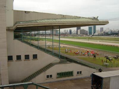 com Na década de 50, o arquiteto francês Henri Sajous foi responsável pela remodelação dos principais prédios do Jockey Club em São Paulo, principalmente a arquibancada destinada aos sócios.