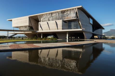 período, como Lúcio Costa, Carlos Leão e Oscar Niemeyer. (PERRONE-MOISÉS, 2015). Figura 8 - Ministério da Educação e Saúde, Le Corbusier e Oscar Niemeyer Fonte: http://www.vitruvius.com.br/revistas/read/resenhasonline/13.