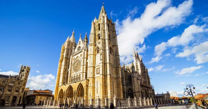 Santiago de Compostela Lugo León Valladolid Burgos Lourdes Serra do Marão Espanha e Santuários Marianos Arrábida Santuários Marianos Slow 11 noites 12 dias A partir de 2.