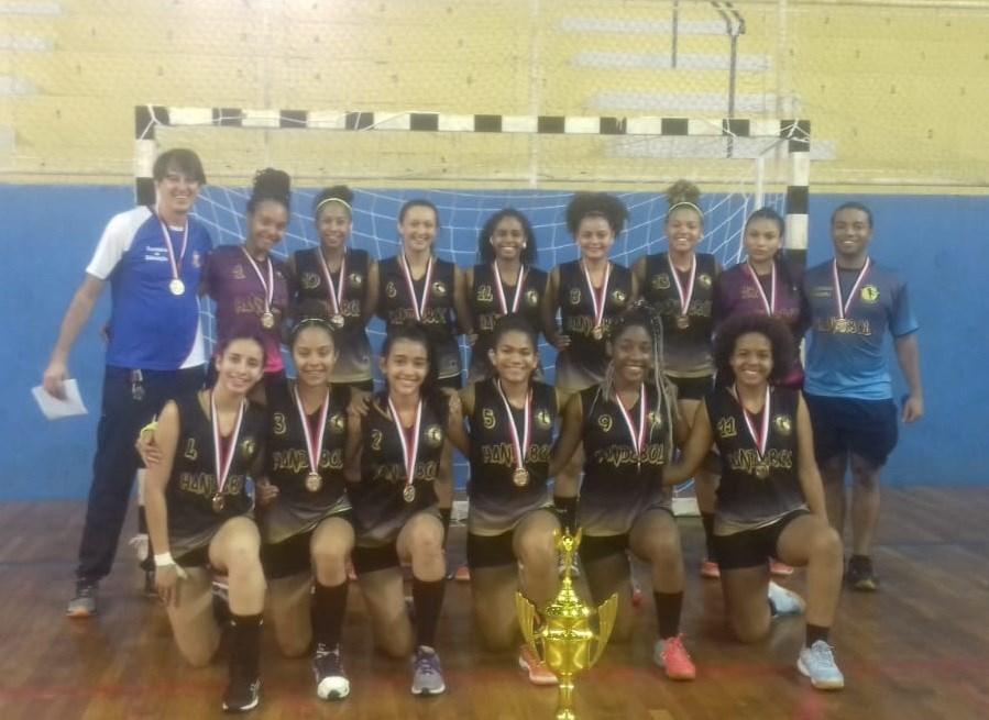 Agradecemos o apoio da gestão escolar e dos pais dos alunos. O professor Marcos Alexandre da E.E. Humberto de Souza Melo consagrou a sua equipe Campeã na modalidade Handebol feminino durante o evento.