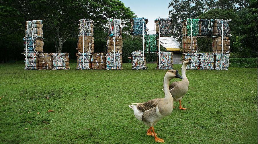 Tome-se o exemplo do grupo de arquitetos e artistas BijaRi que em 2008 expôs a escultura LUXO, parte da série Poesia dos Problemas Concretos, disposta ao lado do lago do Ibirapuera como parte da