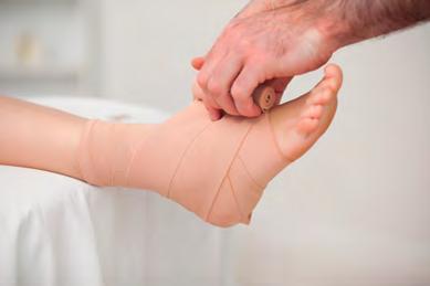 Cuidando dos pés: Examine-os diariamente procurando lesões; Mantenha-os limpos, lavando-os com água morna e seque bem entre os dedos.