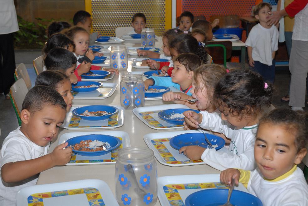 Agricultura familiar De acordo com dados oficiais da Secretaria Municipal de Educação, são aproximadamente 2,2 milhões de refeições/dia distribuídas para quase 1 milhão de alunos matriculados na Rede