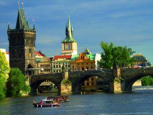 Praga. Numa pequena caminhada a pé vemos a famosa Praça da Cidade Velha, com seu relógio astronômico, a igreja gótica da Virgem de Tyn e a famosa Ponte Carlos.