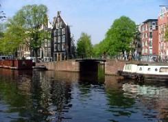 Amsterdam combina seus extensos canais e várias pontes com a arquitetura original dos séculos XVI e XVII concentrados numa pequena área.