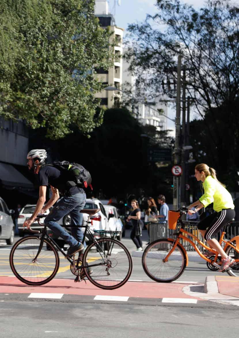 Passeio de bicicleta na Avenida