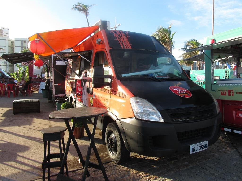 Sushi Truck investiu em mesas, bancos para sentar e toldos. Foto retirada durante o evento do Bahia Food Park em Salvador-BA. 4. Definir locais de atuação.