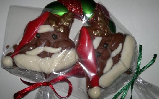 Pirulito Papai Noel 45gr de chocolate ao leite decorado com chocolate colorido.