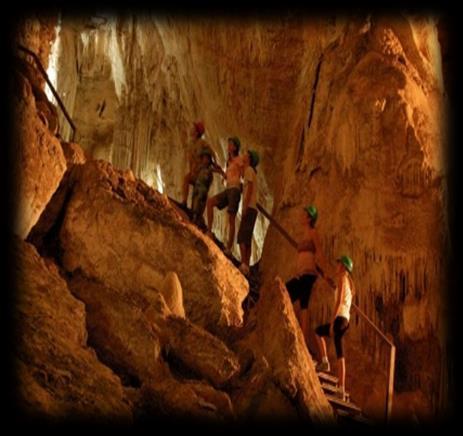 CONTEMPLAÇÃO GRUTA DO LAGO AZUL Trata-se de um passeio contemplativo e histórico que tem início com uma caminhada de aprox. 300m até a entrada da caverna, onde já se pode ter uma ideia de sua beleza.