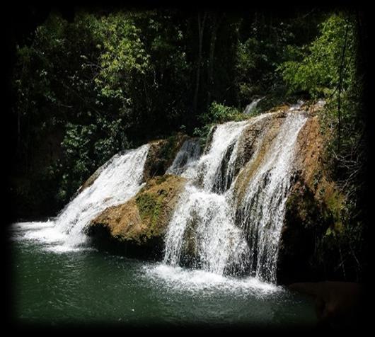 700m pode-se tomar banho e contemplar 7 belíssimas cachoeiras formadas por tufas calcárias, cada uma com sua beleza e encanto, além de pequenas cavernas, piscinas naturais e carretilha.
