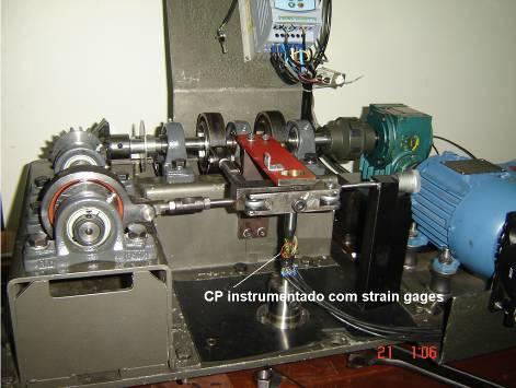 Os valores das cargas aplicadas aos corpos-de-prova por meio dos excêntricos são medidos em corpos-de-prova instrumentados com extensômetros elétricos (strain gages), Fig. (6).