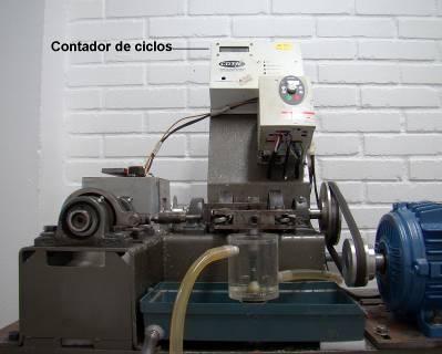 Figura 8. Equipamento utilizado para medição de resistência elétrica dos corpos-de-prova. Na Fig. (9) apresenta-se a máquina de fadiga durante testes em ambiente neutro. 2.4.