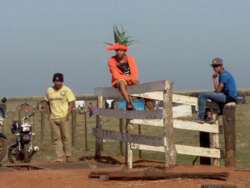 A polí ca e seus outros: imagens sobre a ação polí ca entre as/os Kaiowá e os/as Guarani em Dourados 3 karai kuera ojapo ñande ava osarambipá ore tekoha os brancos e o jeito deles, fez toda nossa