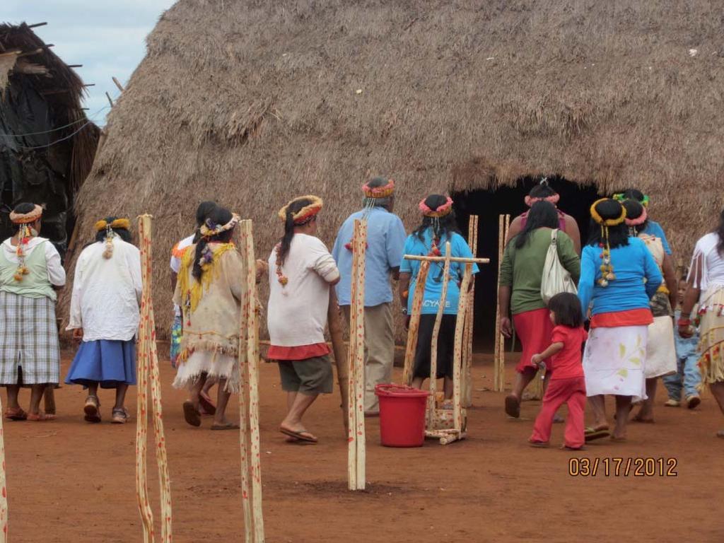 Diógenes Egídio CARIAGA; Lauriene SERAGUZA Figura 6 Jeroky, Ita ýkaagwyrusu, Douradina, MS, 2012 (Foto de Diógenes Cariaga) A proposição etnográfica de Pereira (2004), que dá ênfase à