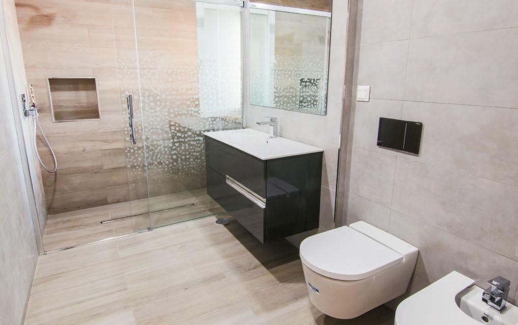 ENTREVISTA Instalação de uma casa de banho nova num apartamento em Lisboa, com as Soluções Geberit: calha de duche CleanLine; autoclismo de interior Sigma com placa de descarga Geberit Sigma70 em