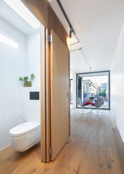 DESIGN DE INTERIORES Apesar do espaço limitado, as duas casas em contentores grandes possuem uma casa de banho em separado e equipada com uma sanita bidé Geberit AquaClean Mera.
