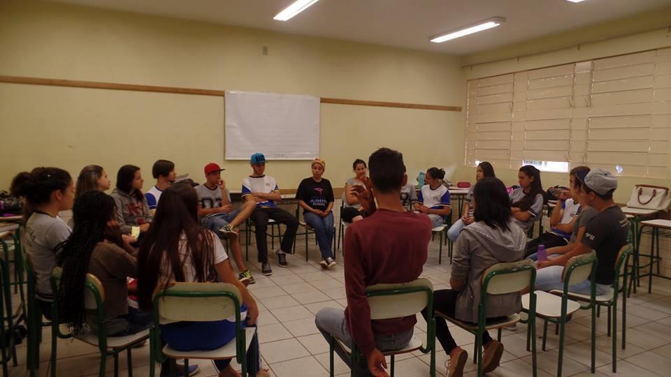 Figura 1 Intervenção I- Pensamento africano apresentado aos alunos do Ayrton O trabalho em grupo tinha como tarefa planejar e executar uma oficina didática, para isso os acadêmicos estudaram e se