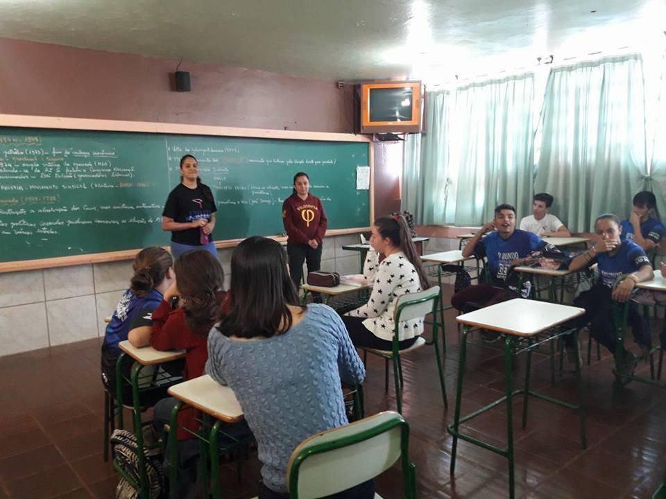 Figura 4 Projeto PIBID Itinerante oficina apresentada em São José das Palmeiras aos alunos do 3 ano Cada atividade, através dos estudos para a sua elaboração, permite a todos os bolsistas o