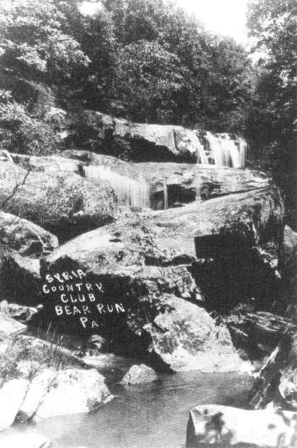 O SÍTIO Foto mostrando a cascata antes da construção, utilizada como colônia de férias de grupos maçons. Em dezembro de 1934, os Kaufmann conhecem o arquiteto através do filho Edgar Kaufmann Jr.