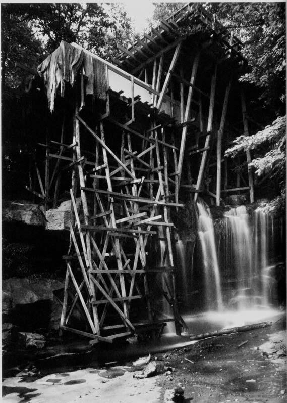A CONSTRUÇÃO foto da complicada operação de concretagem dos terraços acima da cascata.