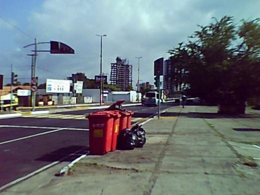 A tubulação fica bem em frente ao edifício de alto luxo em total desrespeito às dunas e à vegetação, contaminando esta parte da praia ainda preservada (CAMILO, 2008).