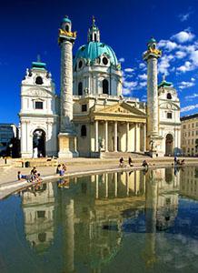 Em seguida, passeio pelo centro antigo de Viena passando pelo Relógio Anker, Bairro Judeu, Praça Freyung, com seus palácios, e Praça dos Heróis, onde se destaca o Palácio Imperial.