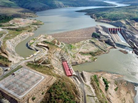 SOBRE A ITAPEBI A Usina Hidrelétrica Itapebi está localizada no Rio Jequitinhonha, na divisa dos estados de Minas Gerais e Bahia, e gera energia elétrica por meio de três unidades geradoras de 150 MW
