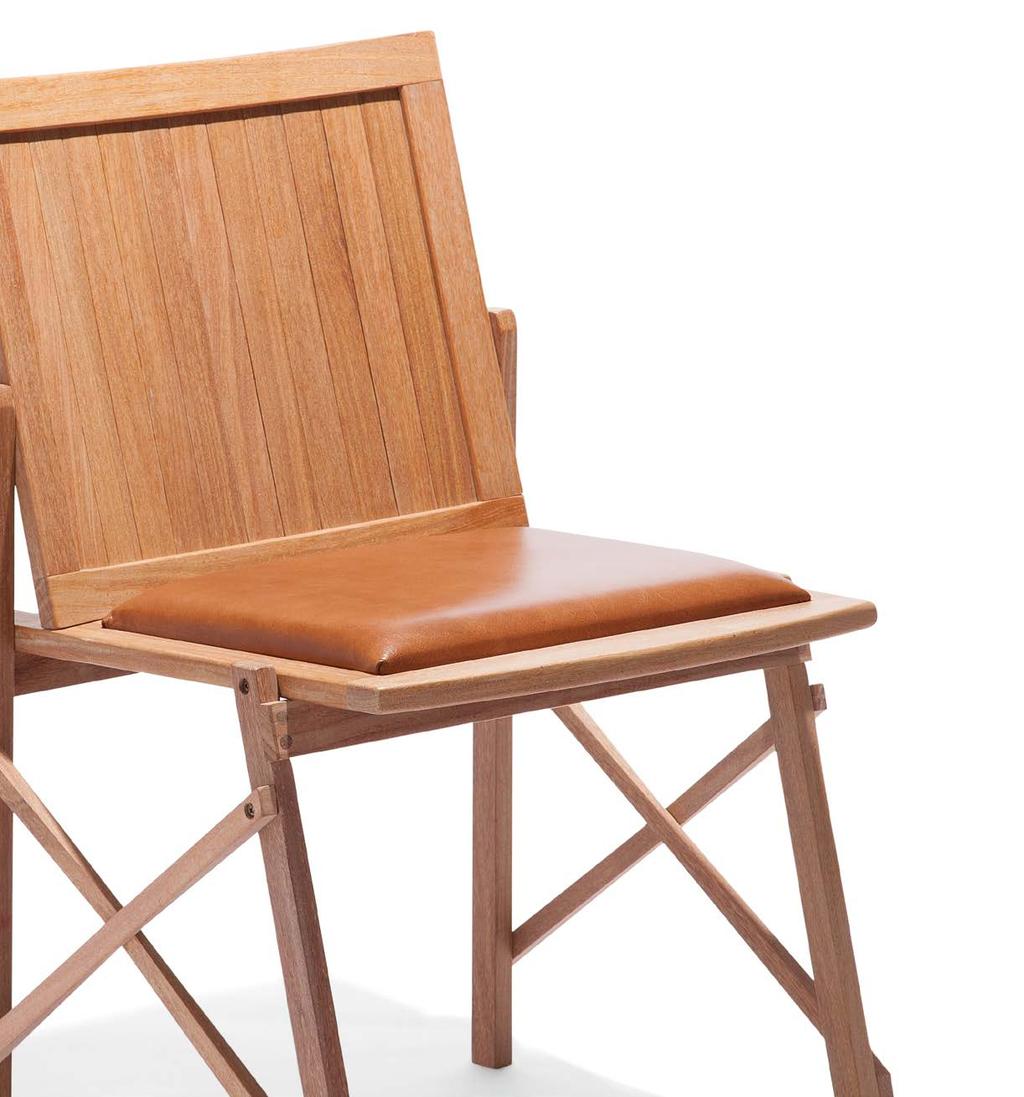 Cadeira Maresias com Braços - Assento Estofado Couro Marrom/Encosto Ripas Maresias Chair with Arms - Brown Leather Seat/Wood