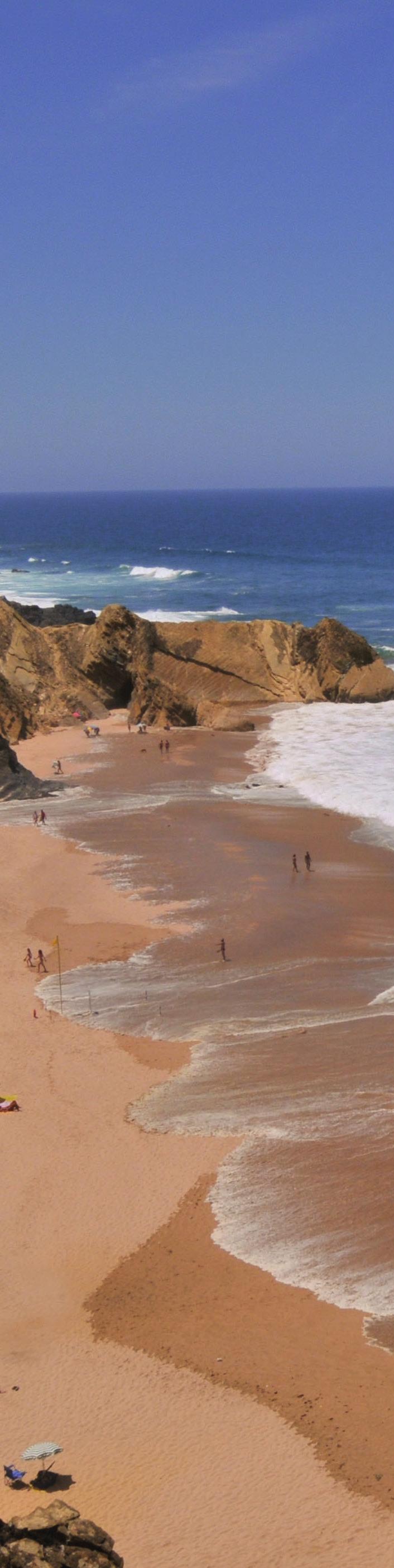 O acesso faz-se a partir da localidade do Brejão ou por terra batida a partir de Zambujeira do Mar.