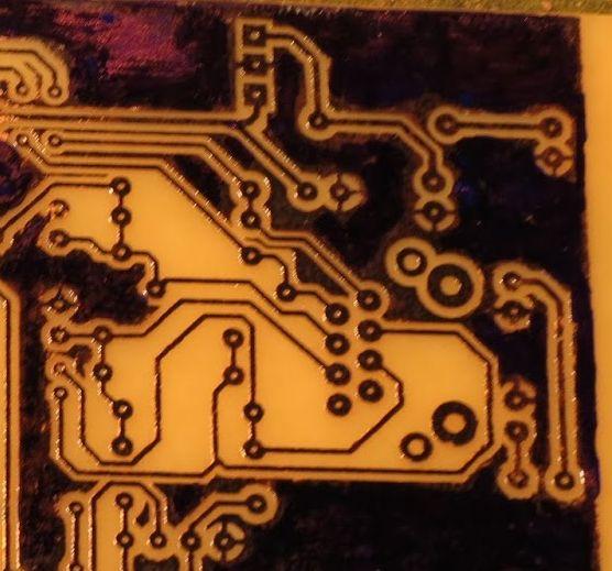 2.1. Método Térmico Figura 2: Trilhas fixadas com o método térmico Esse método tem como característica a transferência do desenho de um circuito para uma placa cobreada.