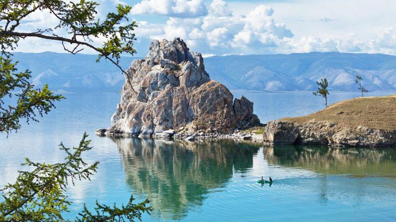 1,620 metros, é o lago mais profundo do mundo. Não nos esqueceremos jamais das cordilheiras ao redor do Lago Baikal e as suas águas límpidas e azuis.