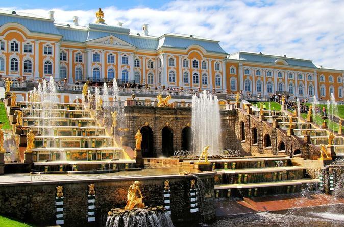 Localizado no vilarejo de Pushkin (aproximadamente 29 km de São Petersburgo), encontramos o Palácio Barroco de Catarina com seus oponentes jardins e em seu interior, os detalhados pisos em