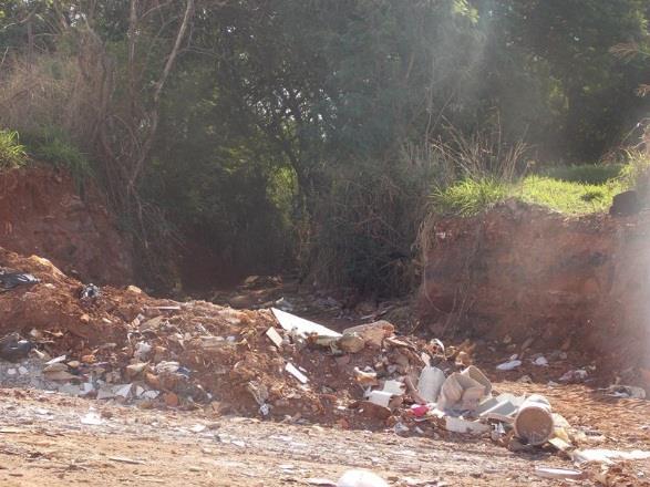 Figura 12 - Ponto Crítico do Bairro Lagoinha, próximo ao parque de exposição CAMARU Fonte: autora No Bairro Morumbi, encontra-se 3 pontos críticos e foram coletadas aproximadamente 4,5 toneladas de