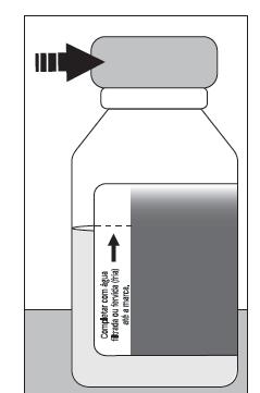 3) Adicione água filtrada (em temperatura ambiente) até atingir a marca indicada no rótulo (seta).